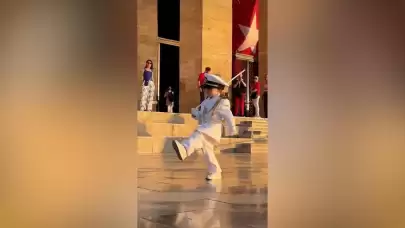 Anıtkabir'deki küçük asker, ziyaretçileri tebessüme boğan sevimli saygı nöbetinde