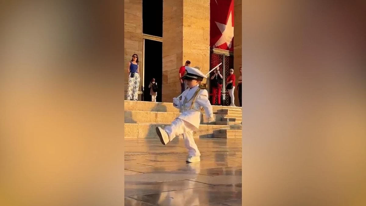 Anıtkabir'deki küçük asker, ziyaretçileri tebessüme boğan sevimli saygı nöbetinde